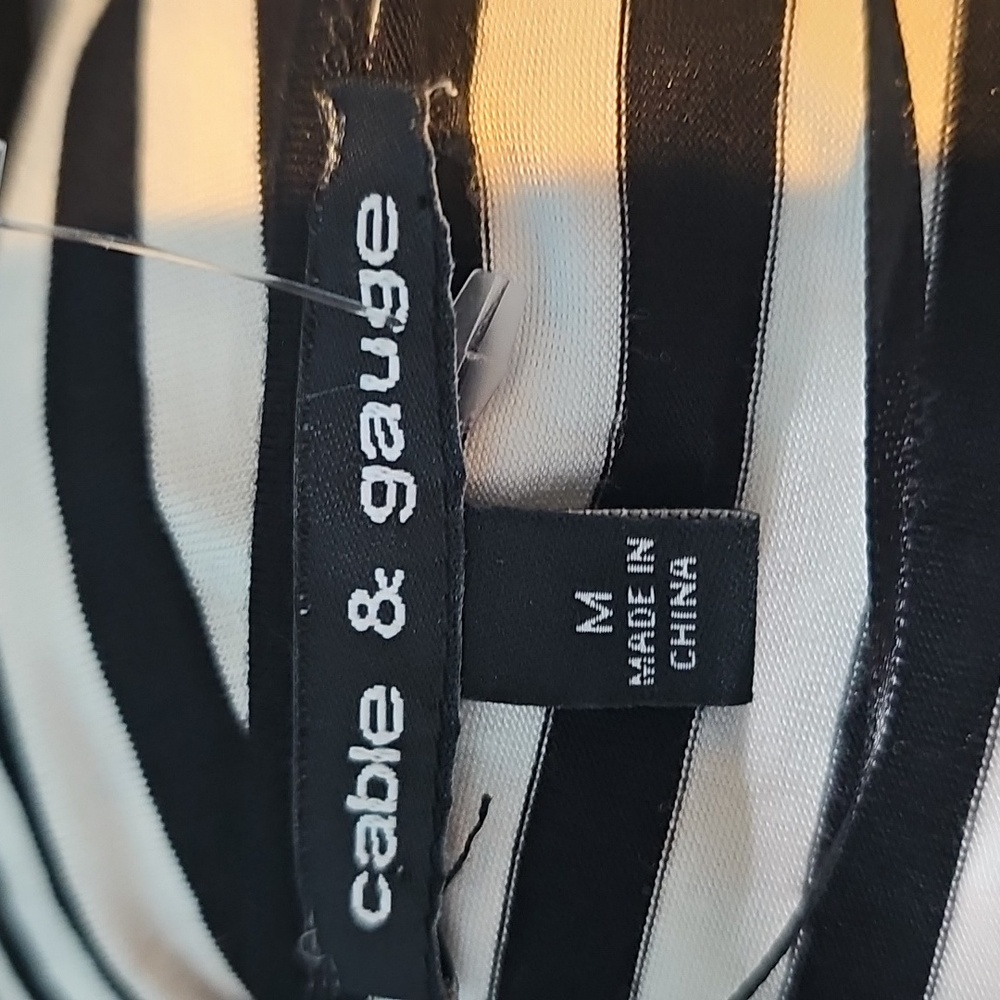 Cable & Gauge Size M Black White Striped Top Assymetrical Hem - Picture 5 of 6